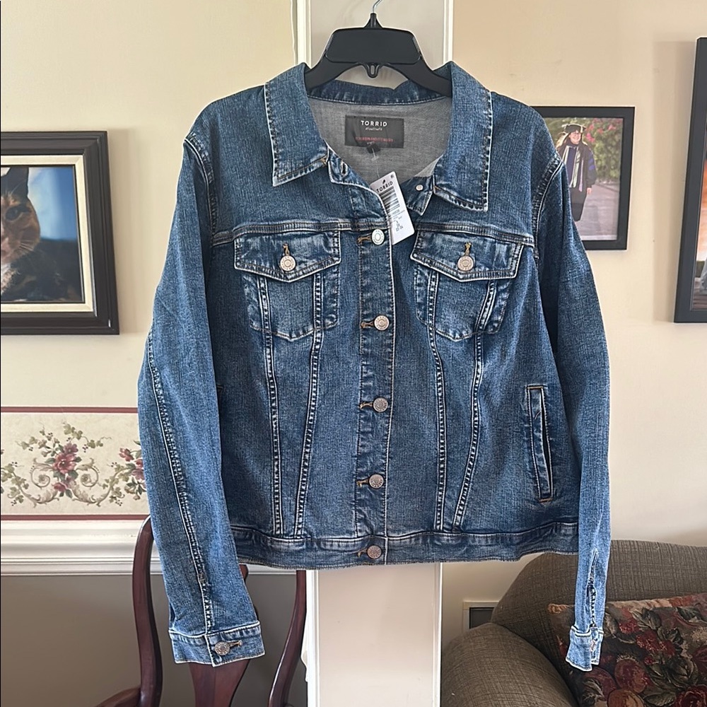 NWT Torrid Vintage Stretch Modern Denim Trucker Jacket, medium blue